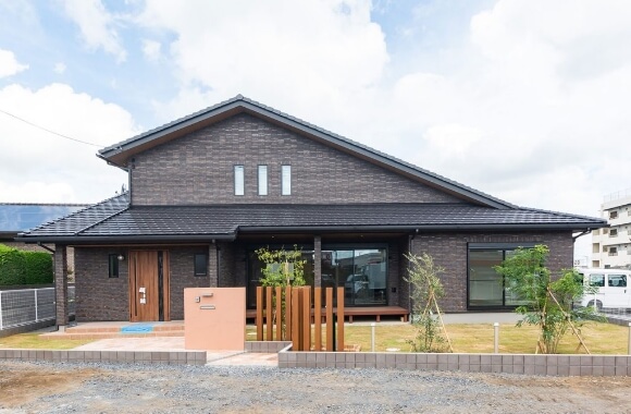 総タイル貼りと木のぬくもりを感じる家