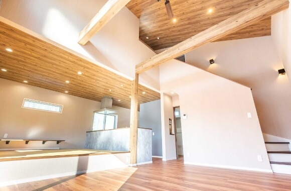 小上がりダイニングのあるモダンな家