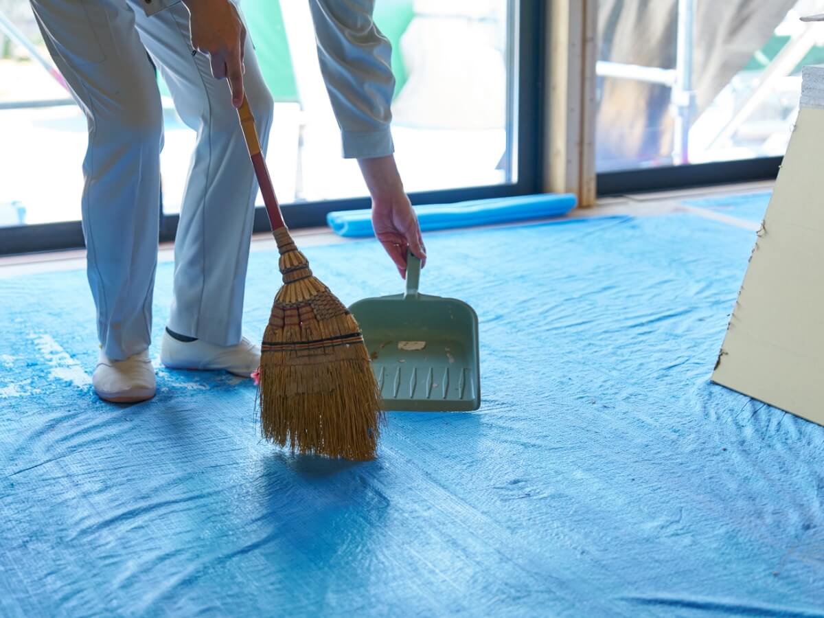 昼前後と帰る前に、現場はもちろん仮設トイレや前面道路まで清掃し、道具の整理整頓を徹底。