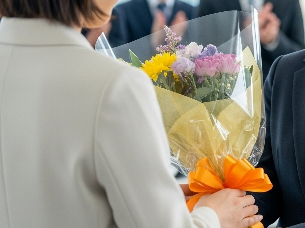 誕生月には代表のメッセージ、花束、家族分のケーキ、誕生日休暇を社員にプレゼントしています。