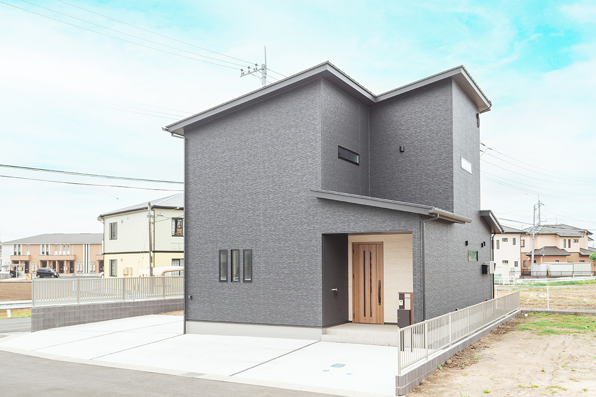 折上げ天井と間接照明が映えるモダンな家