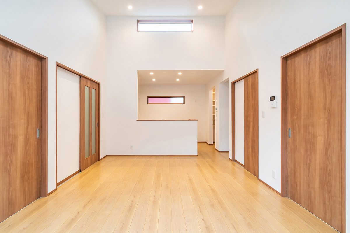 開放的な勾配天井LDKと書斎のある家