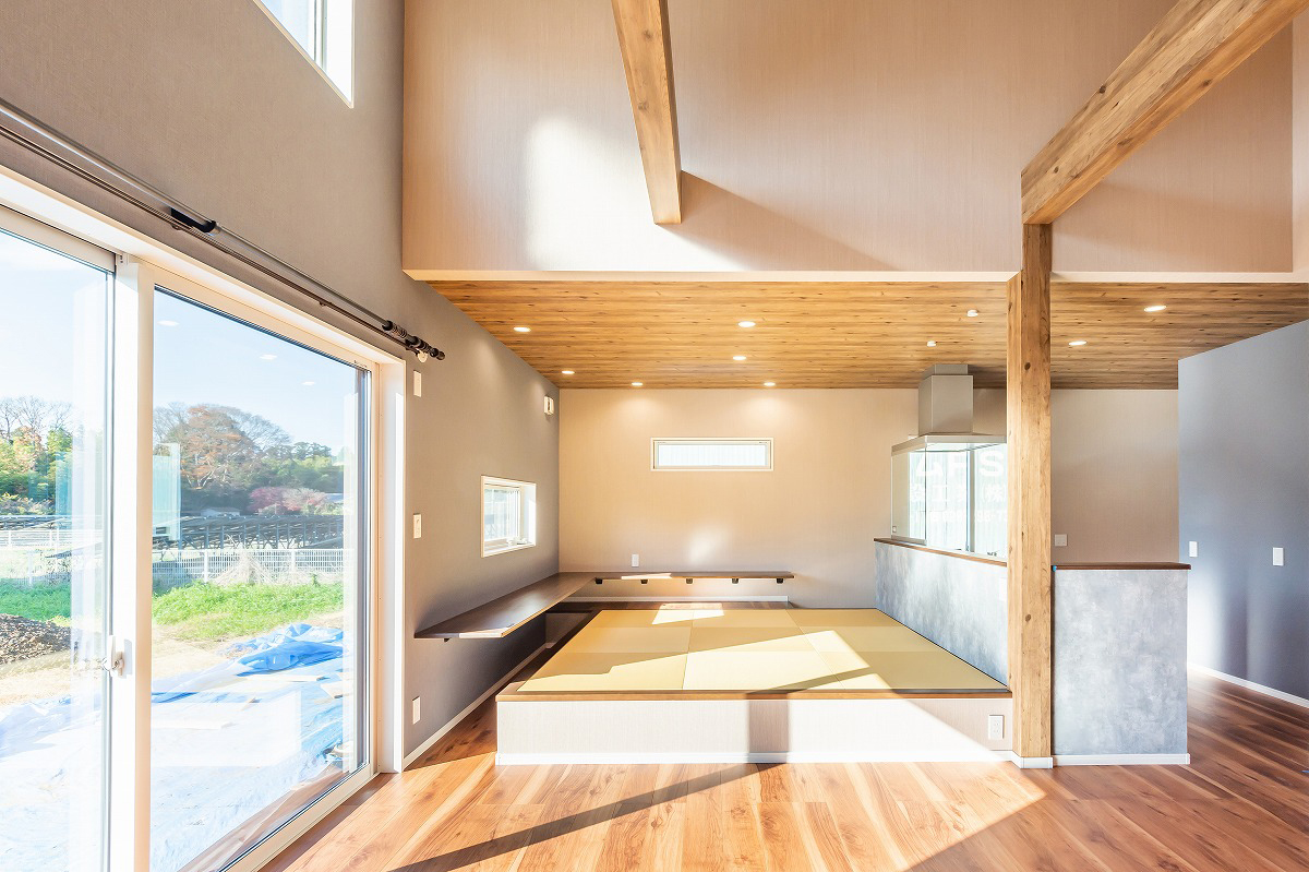 小上がりダイニングのあるモダンな家