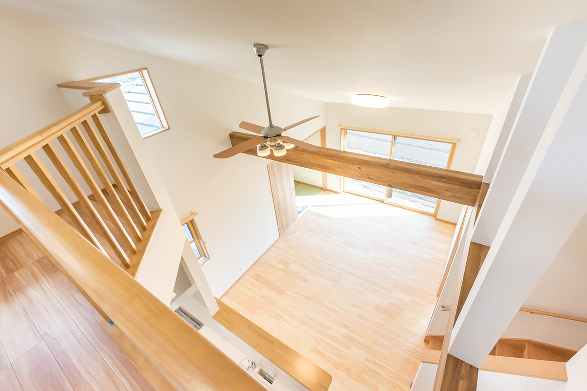 木の魅力あふれる吹き抜けのある家