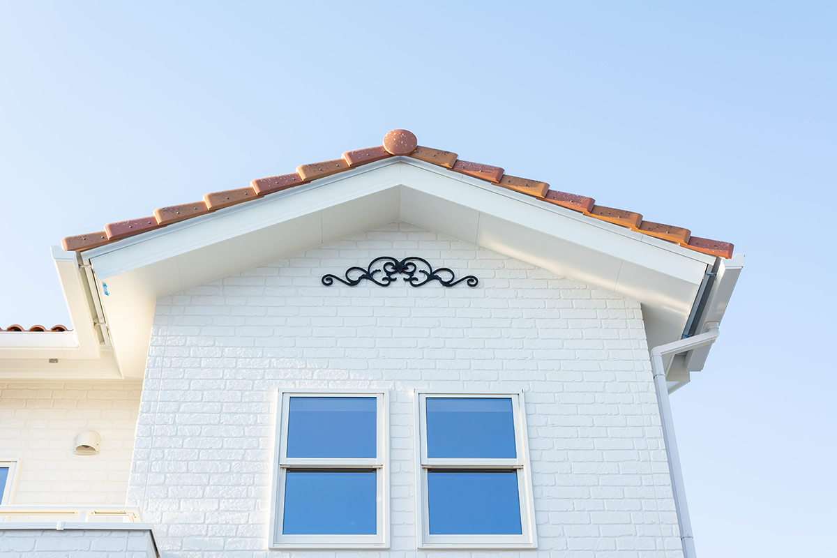 木の優しさに包まれるプロヴァンス風2階建て住宅