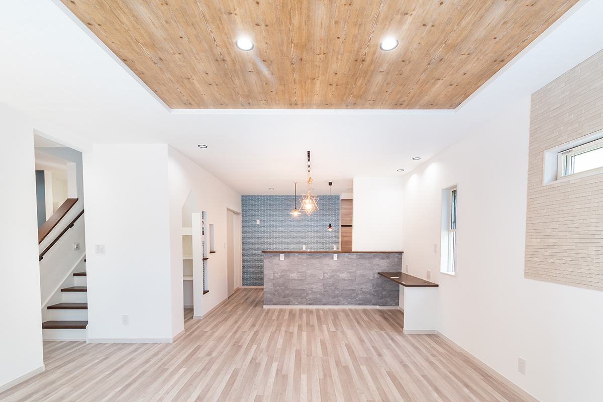 上質なマテリアルが魅力的な2階建て住宅