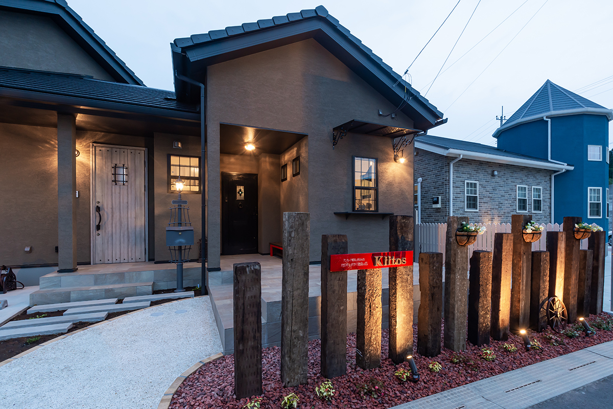 アンティーク家具と暮らすレトロモダンな平屋