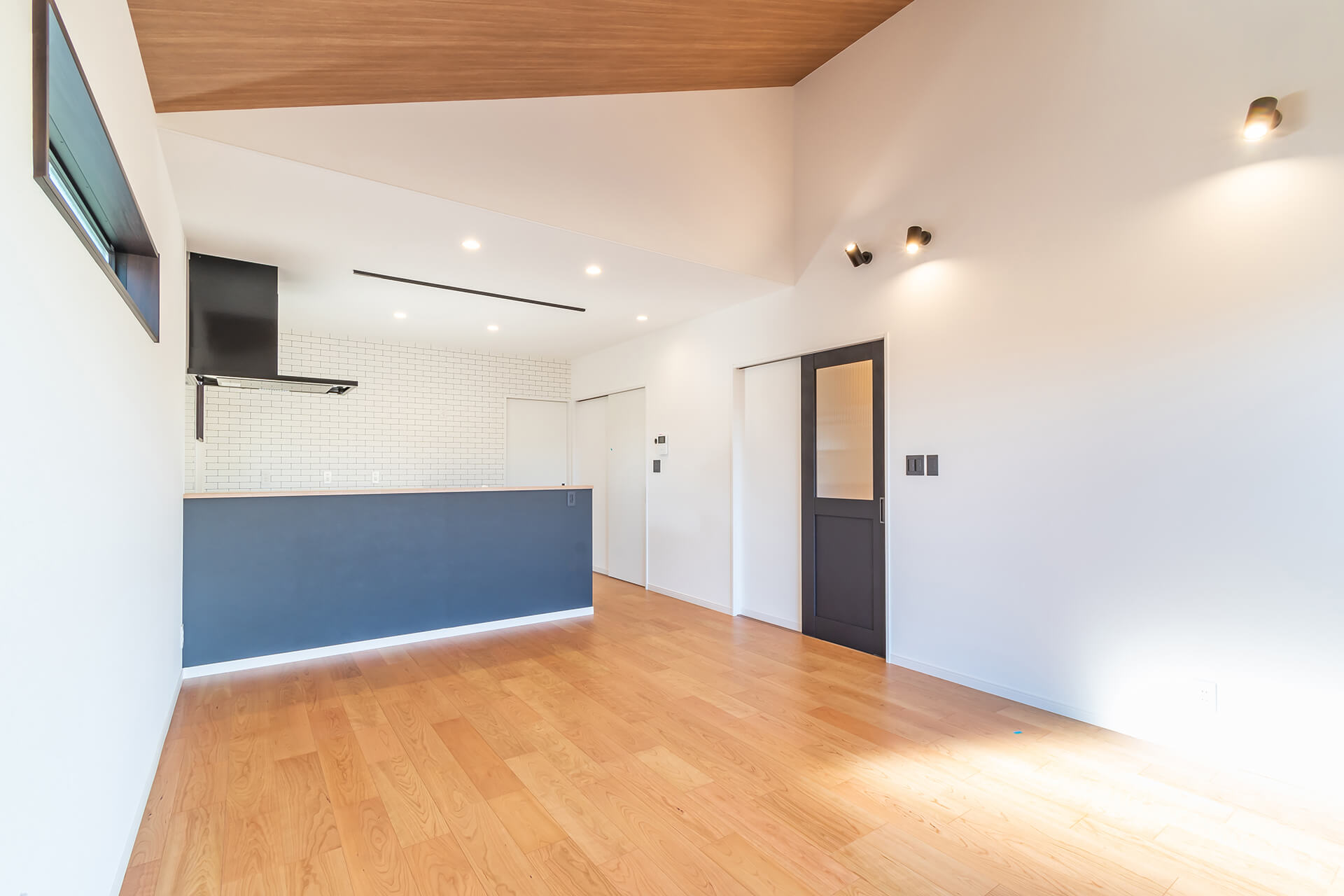 空間の広がりを楽しむ、勾配天井の平屋