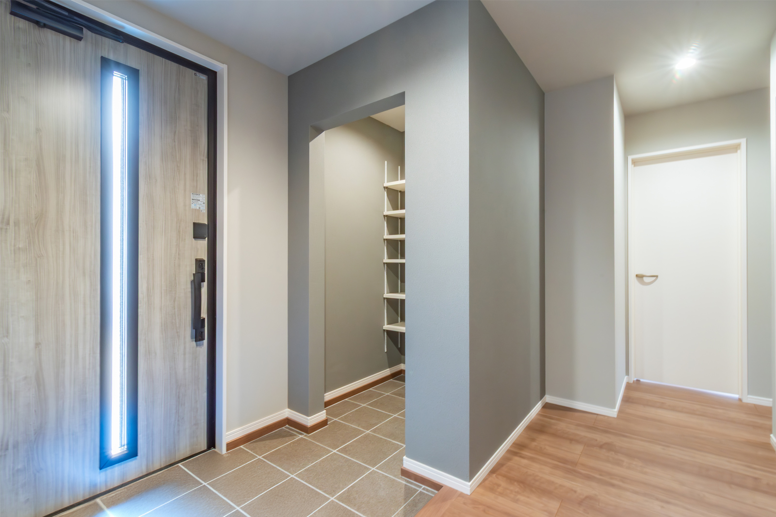 大容量の土間収納が見える玄関スペース