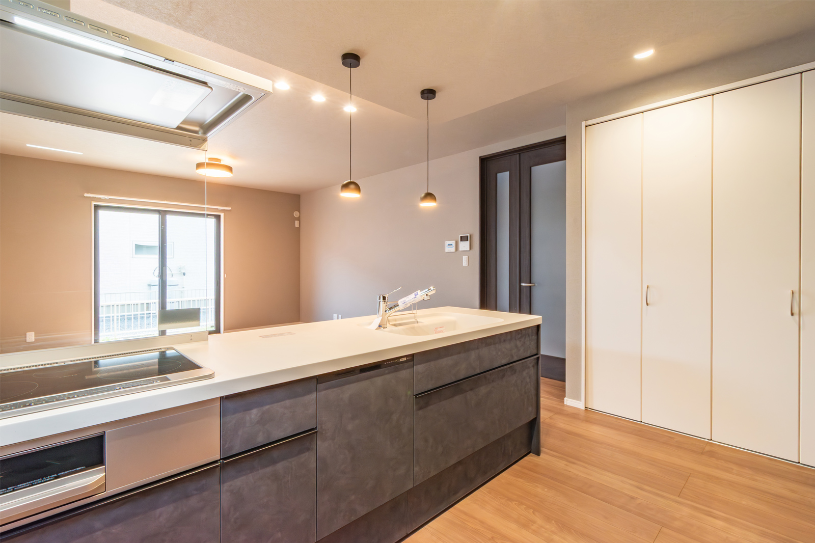 キッチンからリビングを見渡せる間取り