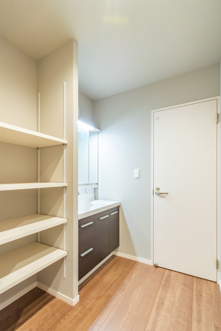 通路に設けた洗面台と可動棚収納