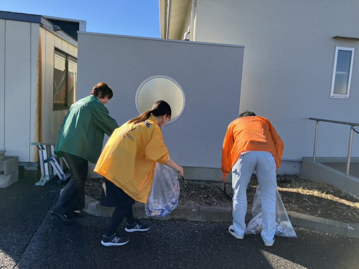 【10月】秋の風を感じながら、地域清掃を行いました