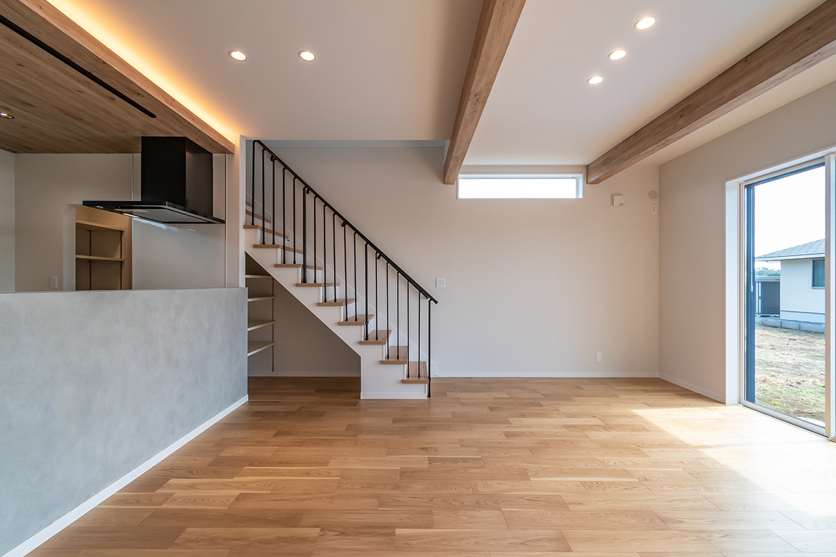 魅せたい階段のある、木目とグレーを楽しむ家