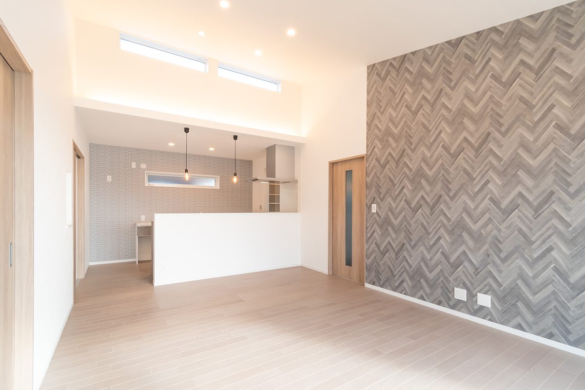 勾配天井とグレージュが映える快適動線の家